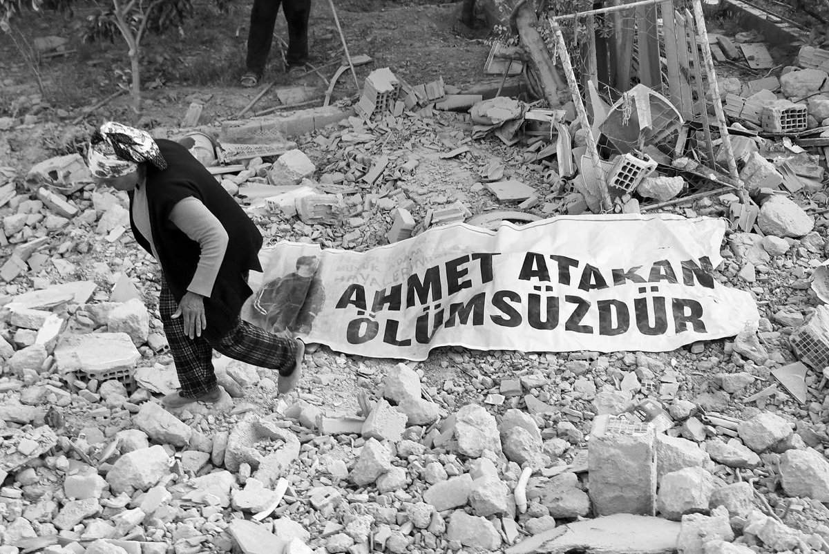 Gezi Parkı protestoları sırasında Hatay’da, polisin attığı gaz fişeği nedeniyle hayatını kaybeden Ahmet Atakan’ın annesi Emsal Atakan ağır hasarlı olduğu için yıkılan evlerinin enkazında oğluna ait eşyaları arıyor…

#Hatay #Gezi10Yaşında