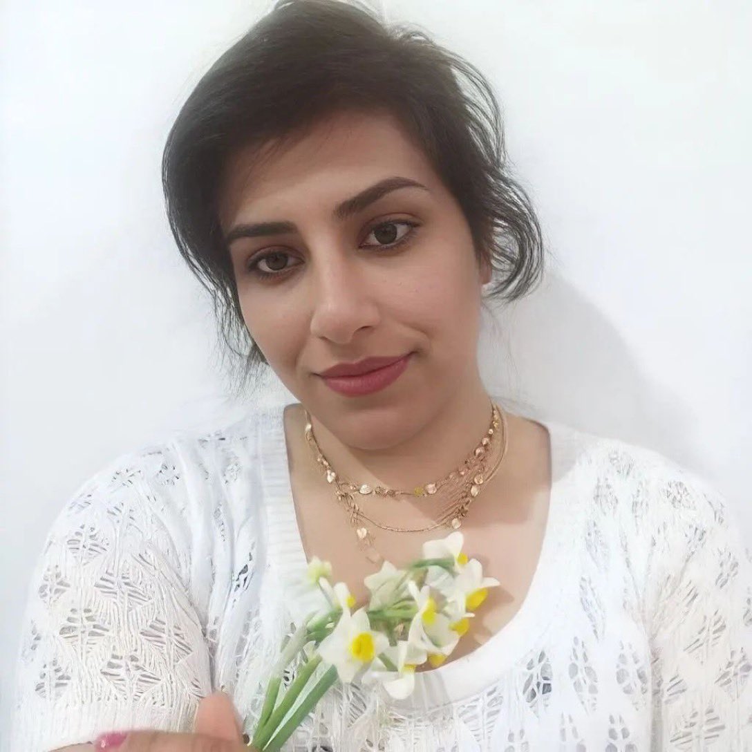 Bijan63's tweet photo. #Iran:
Dit is de voormalige politieke gevangene #MahboubehRezaei.
Gisteren werd ze opnieuw gearresteerd.
Ze heeft verhalen gedeeld over vrouwen die zijn misbruikt door gevangenisfunctionarissen in d centrale gevangenis v Bushehr, Z-Iran.
Haar leven is in gevaar
Wees svp haar stem https://t.co/tBDIlIKaFi