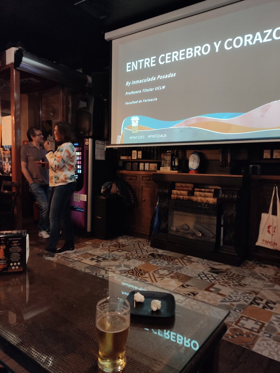 Seguimos con #InmaPosadas hablando 'Entre cerebro y corazón' en @pintofscienceES #Pint23ALB #Pint23ES
@ivarea @najera2000 @ana__escribano @CEstefaniaC @CarmenM_Leon 
@UCLMdivulga @uclm_es 
@AntonioMasAB