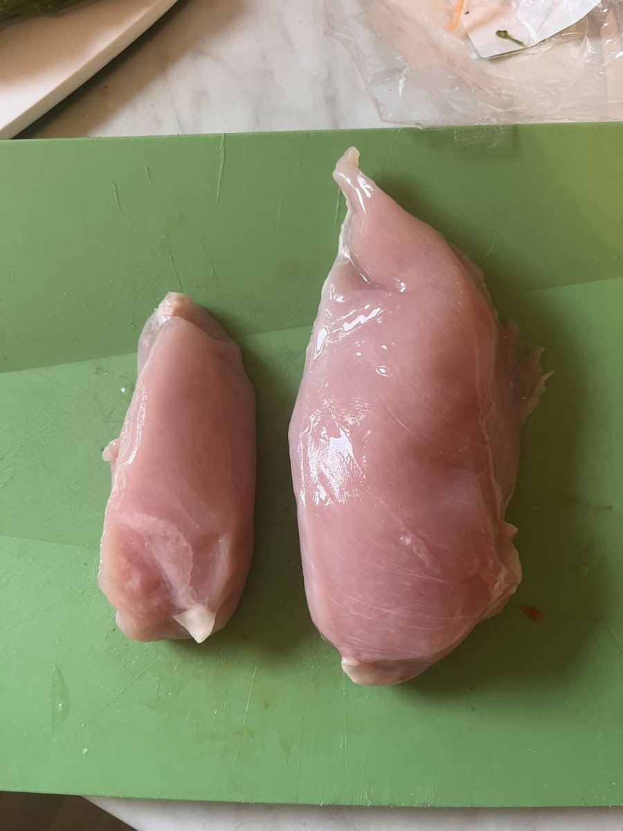 erinxlyons's tweet photo. @HelloFreshUK I get your meat is done off weight but how is this fair when the recipe is a breast each for 2 adults 🤦🏻‍♀️🤦🏻‍♀️🤦🏻‍♀️ https://t.co/iF3YP8EP0b