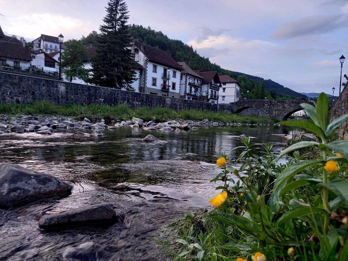 lakukula's tweet photo. Nuestro ya pardea de hoy lo ofreceremos desde la localidad navarra de Ochagavía, en el valle de Salazar. Un pueblo con encanto y con historia. https://t.co/6cqFVYcbrR