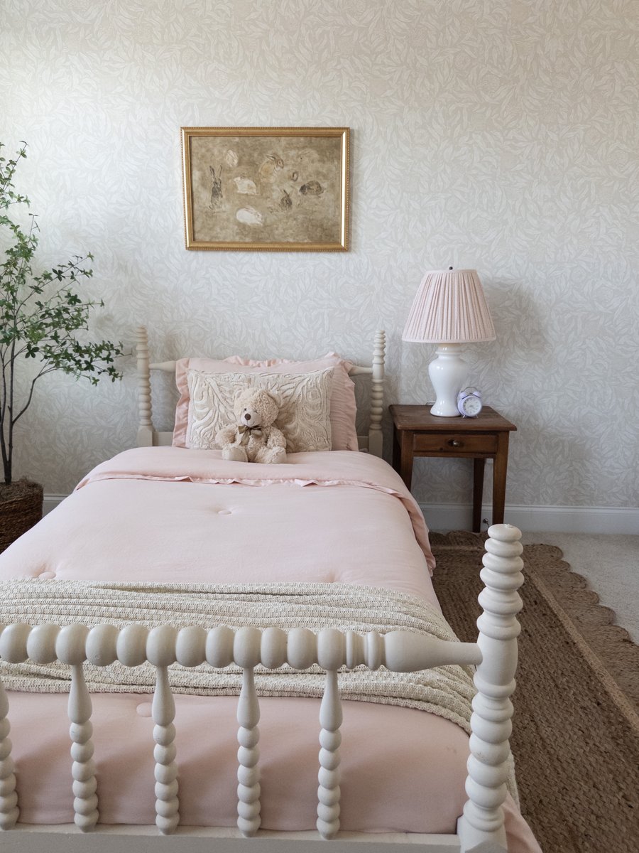 FrameItEasy's tweet image. What A 🧸CUTE🌸 Dusty Pink Bedroom.
Get The Look: bit.ly/42JiQzO
Photos By: Sonely @sonelymateo
----
#picturehanging
#framedphotos
#bedroomdecor
#bedroomdesign
#bedroomideas
#bedroominspiration