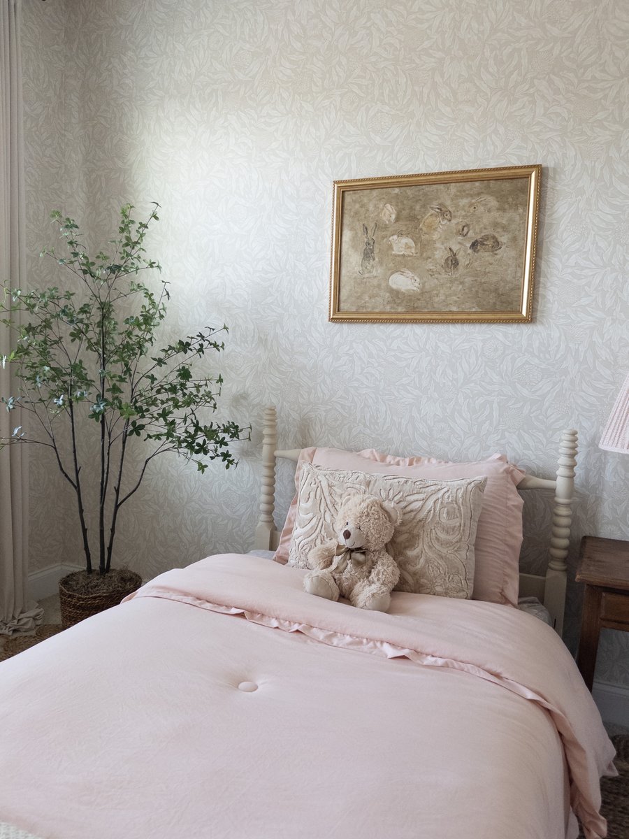 FrameItEasy's tweet image. What A 🧸CUTE🌸 Dusty Pink Bedroom.
Get The Look: bit.ly/42JiQzO
Photos By: Sonely @sonelymateo
----
#picturehanging
#framedphotos
#bedroomdecor
#bedroomdesign
#bedroomideas
#bedroominspiration