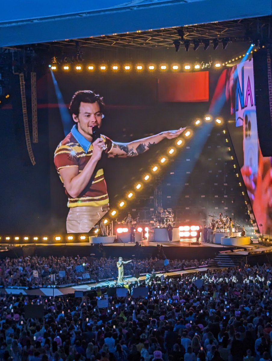 stickwad's tweet photo. @Harry_Styles Night 1 in Coventry was a blast...thank you 🥰🤠 #HarryStyles #harrystylescoventry #cbsarena #momdaughter #happytimes https://t.co/5Irr9g27rV