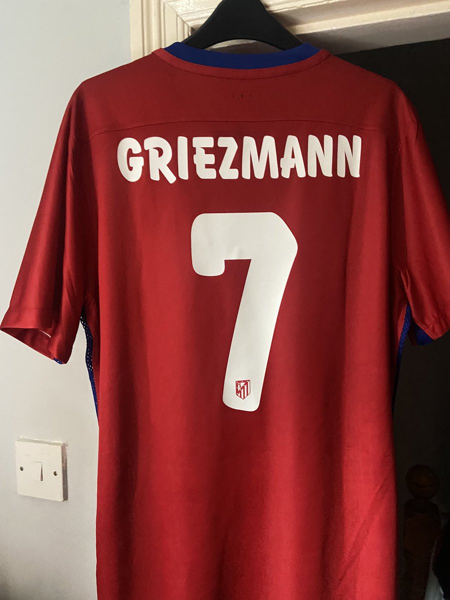 EEftbls's tweet photo. Griezmann Atleti 2015/16 home, BNWT size L, player issue (best version not issued to player). £80 posted. https://t.co/FIo7ivTkyP