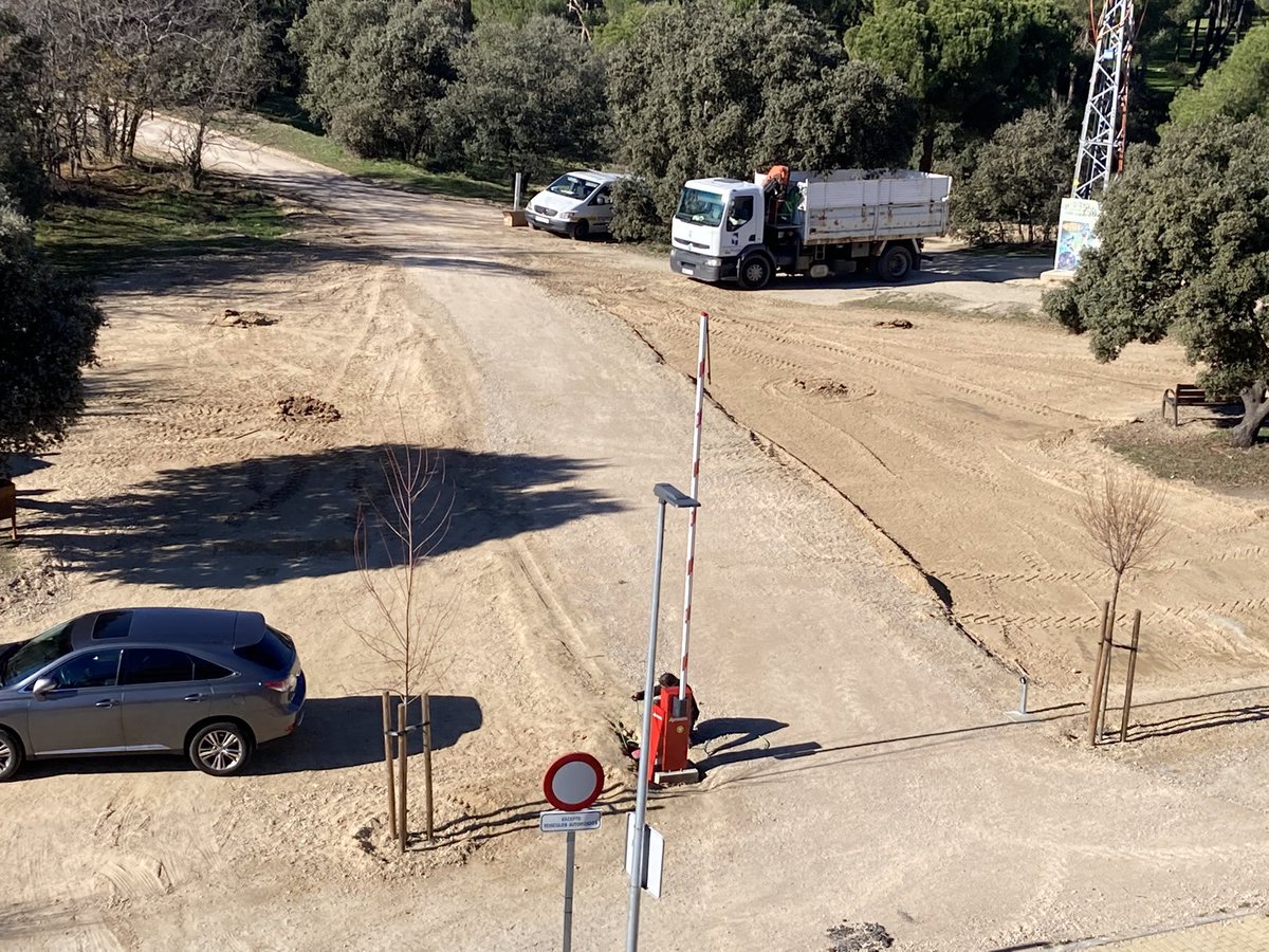 elmontecilloLR's tweet photo. Miles de metros cuadrados cerrados a los vecinos, ampliando la finca original, para un proyecto de TRES MILLONES de euros. Vallas para acceso a vehículos, aparcamiento privado en la dehesa, árboles talados… Sin palabras. https://t.co/BAh3LS8Db6