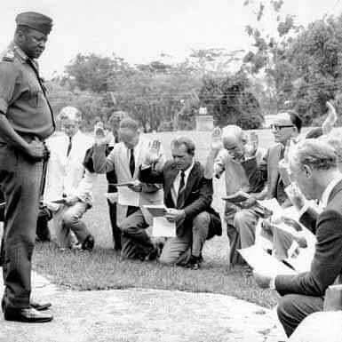 Quand l'Afrique avait des chefs d'États qui ne léchaient pas les bottes du colon! 
Lui c'est Idi Amin Dada, ex président de l'Ouganda. 

Amin avait compris que son pays n'avait nul besoin du Royaume-Uni, des USA et encore moins de la France. Il clamait haut que c'est le contraire