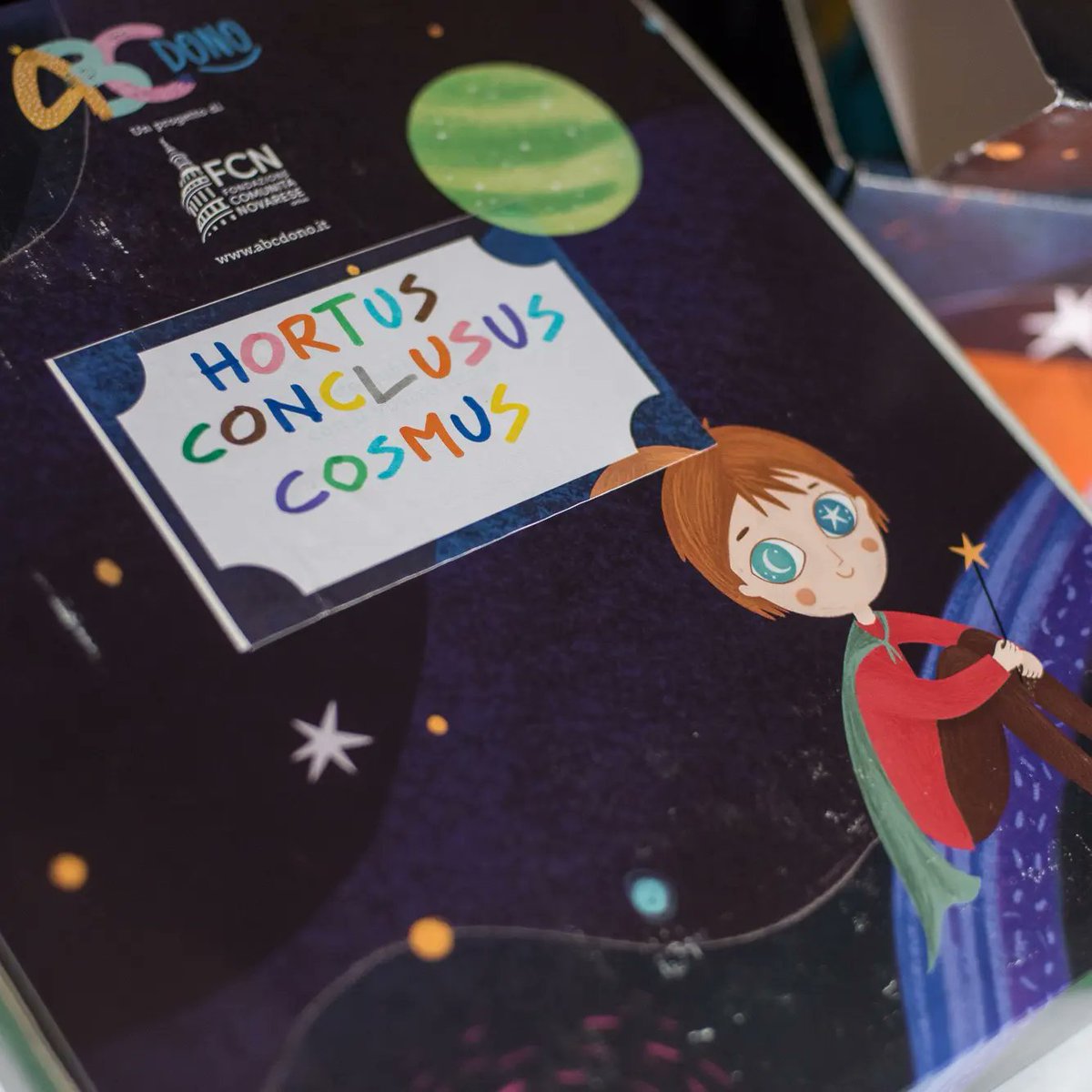 fcn_onlus's tweet image. #ABCDAy - Album dei ricordi 🎁
"Quando sai di essere un pollo ci ridi su". Che saggezza i piccoli partecipanti del progetto @abcdono_fcn e che bellezza gli 8 #diaridibordo che le classi hanno trasformato.
#fondazionenovarese #abcdono #culturadeldono #bambini