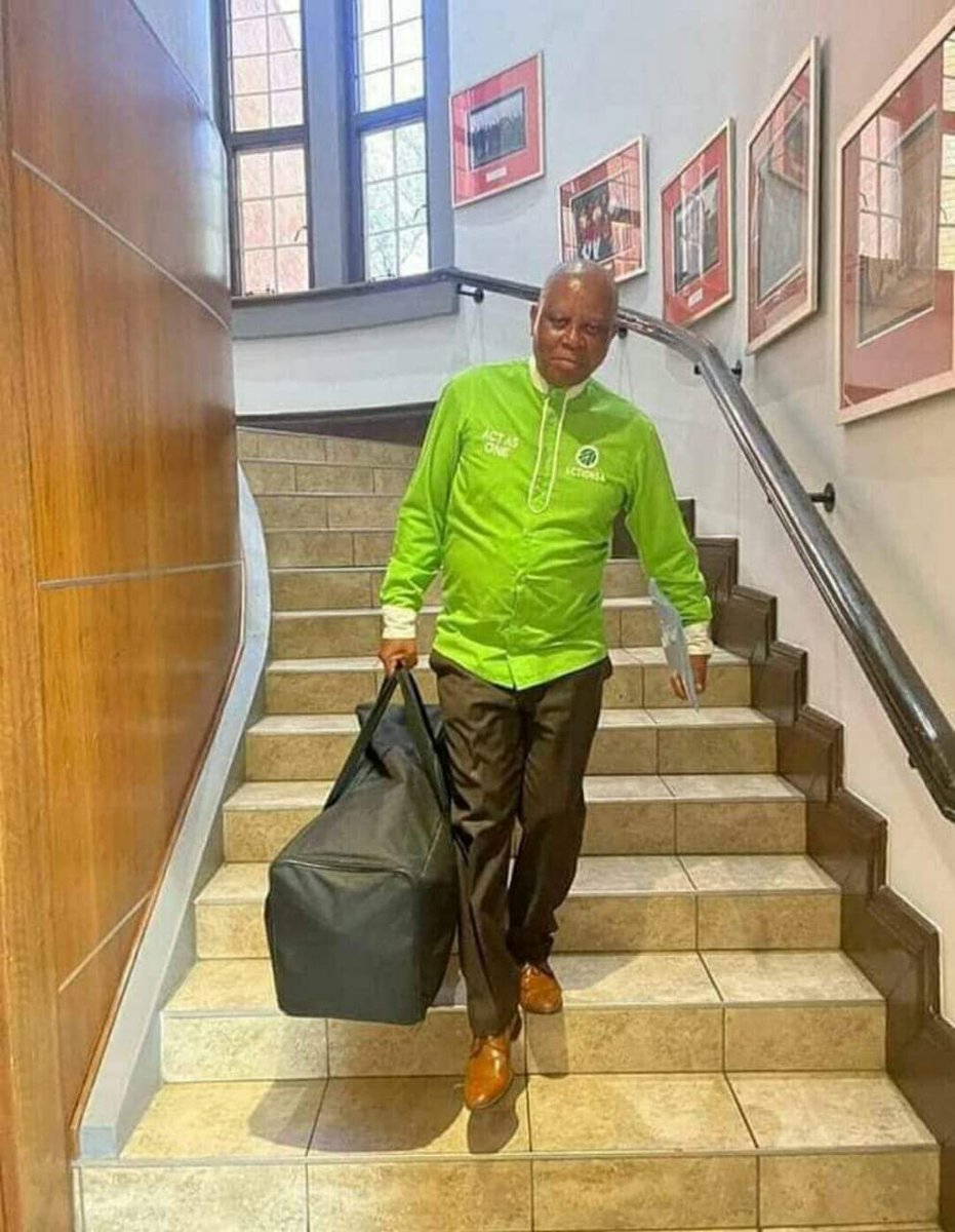 I always mantained that there is something wrong with Hairman 12.5Million in a bag for prince.There is nothing u can put inside this bag full to capacity nd @HermanMashaba who struggles to walk pick it up with one hand to a point where he bend his arm accept for money.#Bajakopele