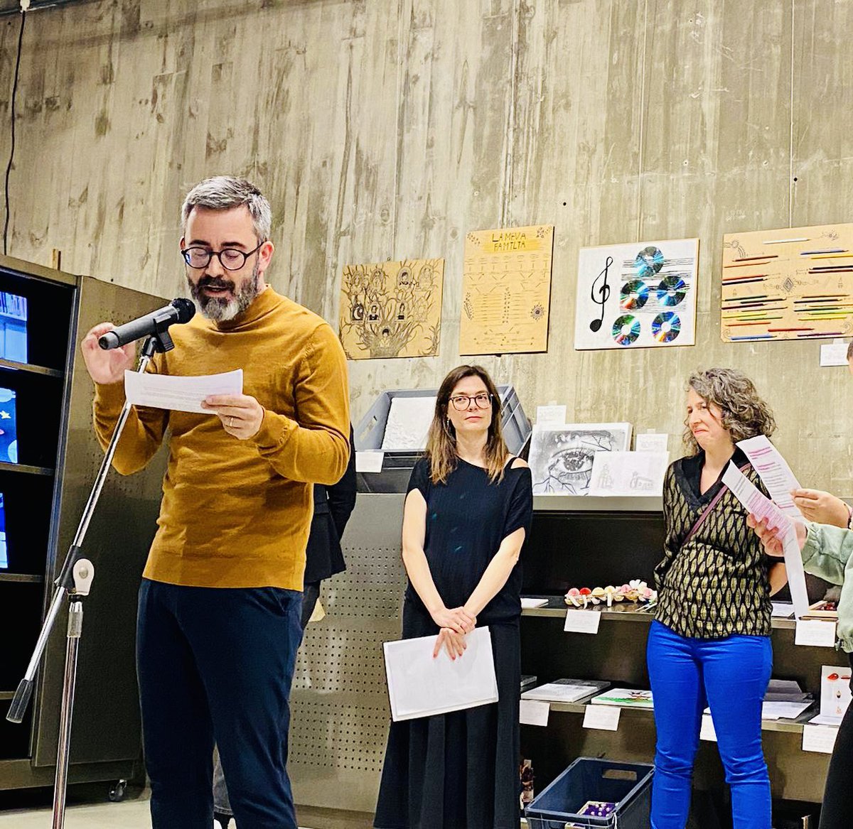 L’exposició ARRELS queda inaugurada. El <a href="/MuseuG/">Museu de Granollers</a> es transforma en un dispositiu escènic que radiografia un moment d’un Museu de Ciències Naturals. Felicitats a totes les que ho heu fet possible. <a href="/ACGranollers/">Associació Cultural</a> <a href="/acvic/">ACVIC Centre d'Arts Contemporànies</a> <a href="/escolacamins/">Escola Camins</a> #somprojecte #somCamins