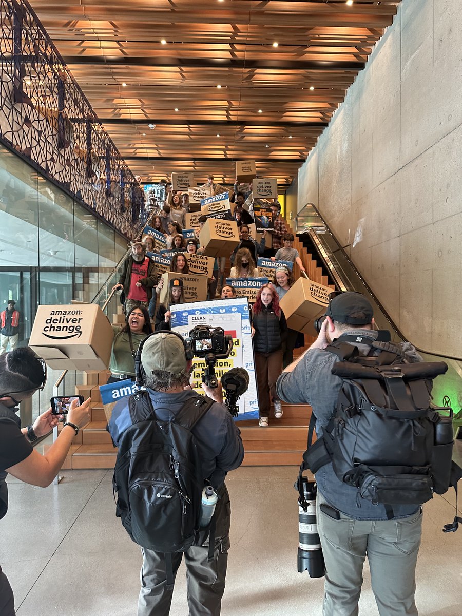 mobility_clean's tweet photo. Today on the eve of @amazon's AGM, we gathered at its Corporate Headquarters in Seattle to demand that it commit to zero emissions deliveries by 2030 - for people, our communities, and our planet. #DeliverChange https://t.co/MU8xrtC8sH
