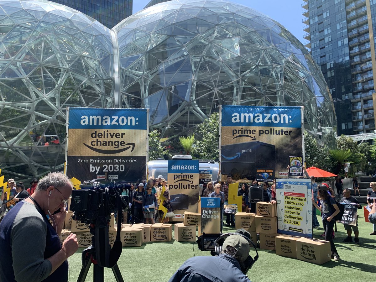 mobility_clean's tweet photo. Today on the eve of @amazon's AGM, we gathered at its Corporate Headquarters in Seattle to demand that it commit to zero emissions deliveries by 2030 - for people, our communities, and our planet. #DeliverChange https://t.co/MU8xrtC8sH