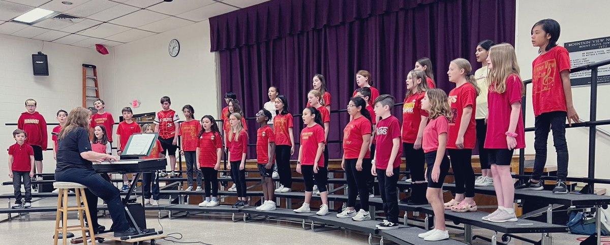 mariadelmar1007's tweet photo. Mountain View Show Choir Concert!!! Very proud of those kids❤️🎼. Great Job Mrs. Rutan 👏🏻👏🏻 https://t.co/Q0Ys2QsGqx