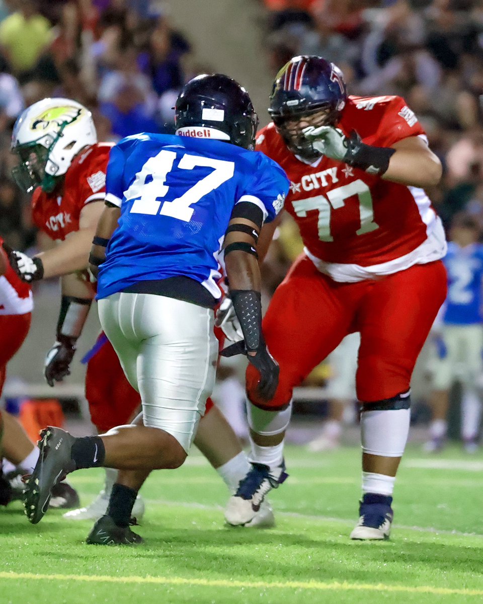 ccallstarfresno's tweet photo. The game is won and lost in the trenches. These All-Stars open holes, protect the QB,  blow up💥plays and get sacks for losses. Don’t miss the action under the Friday night lights June 16th for the City County All-Star Football Game! #trenches
📸: Eppler Photography https://t.co/nu91pnMHZD