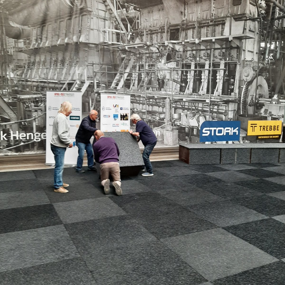 SlingerHengelo's tweet photo. Vorige maand hielpen Walking Footballers van @KSV_Achilles12 en @HVVTubantia bij de opbouw en afbouw van de Storkhal voor de herdenking van de @Aprilmeistaking1943 in #hengelo. Het transport van (een deel van) de stoelen werd geregeld door @NijkrakeVerhuur.
#deslingerverbindt https://t.co/WGhFDUUnIY