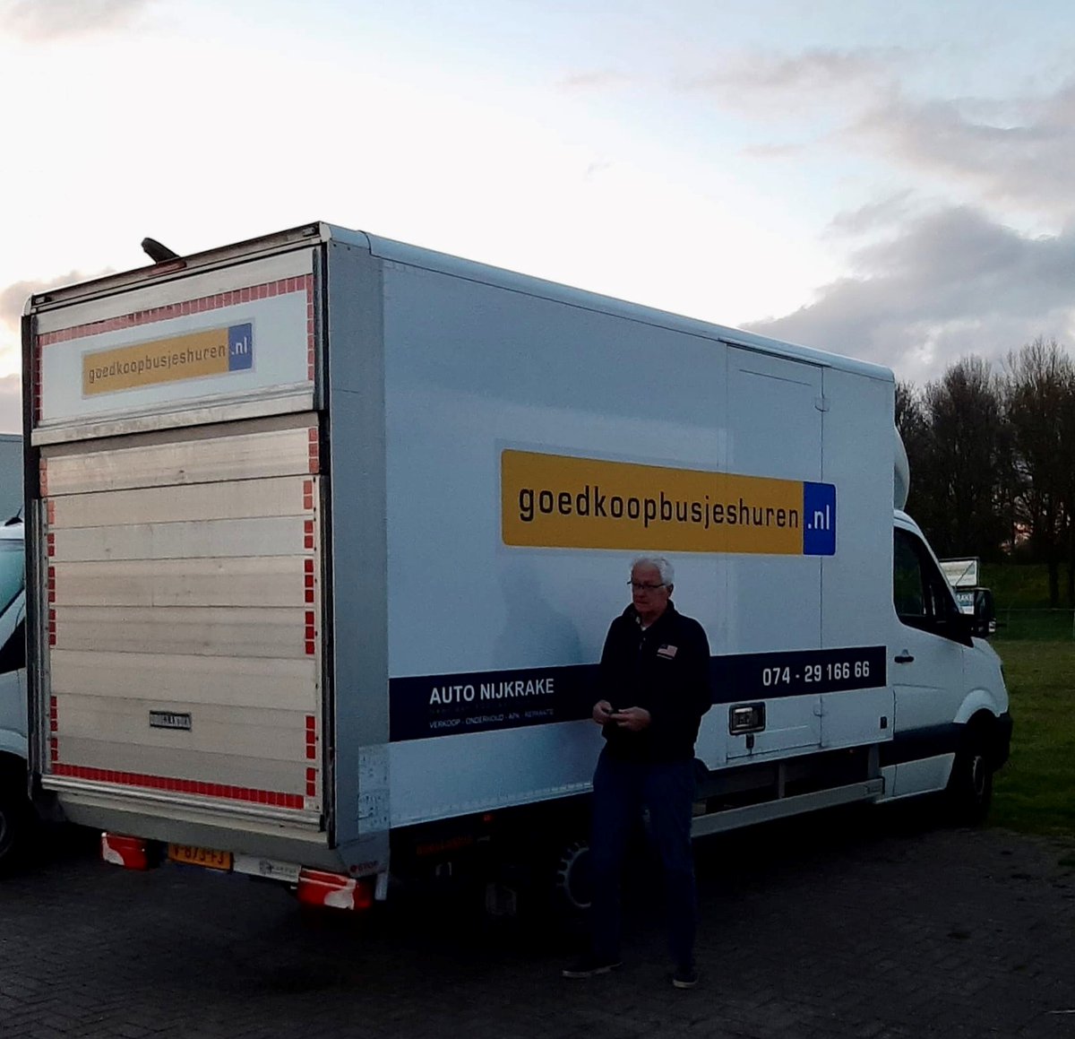 SlingerHengelo's tweet photo. Vorige maand hielpen Walking Footballers van @KSV_Achilles12 en @HVVTubantia bij de opbouw en afbouw van de Storkhal voor de herdenking van de @Aprilmeistaking1943 in #hengelo. Het transport van (een deel van) de stoelen werd geregeld door @NijkrakeVerhuur.
#deslingerverbindt https://t.co/WGhFDUUnIY