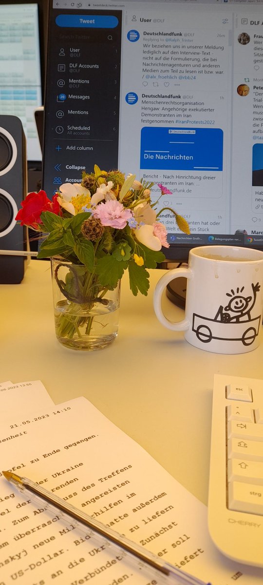 Ach_sooo's tweet photo. Ein Kollege, der einem nen selbst gepflückten Strauß aus seinem Schrebergarten ins Funkhaus bringt - was könnte einen Dienst noch mehr versüßen?? Gar nichts! https://t.co/uT5gLouAki