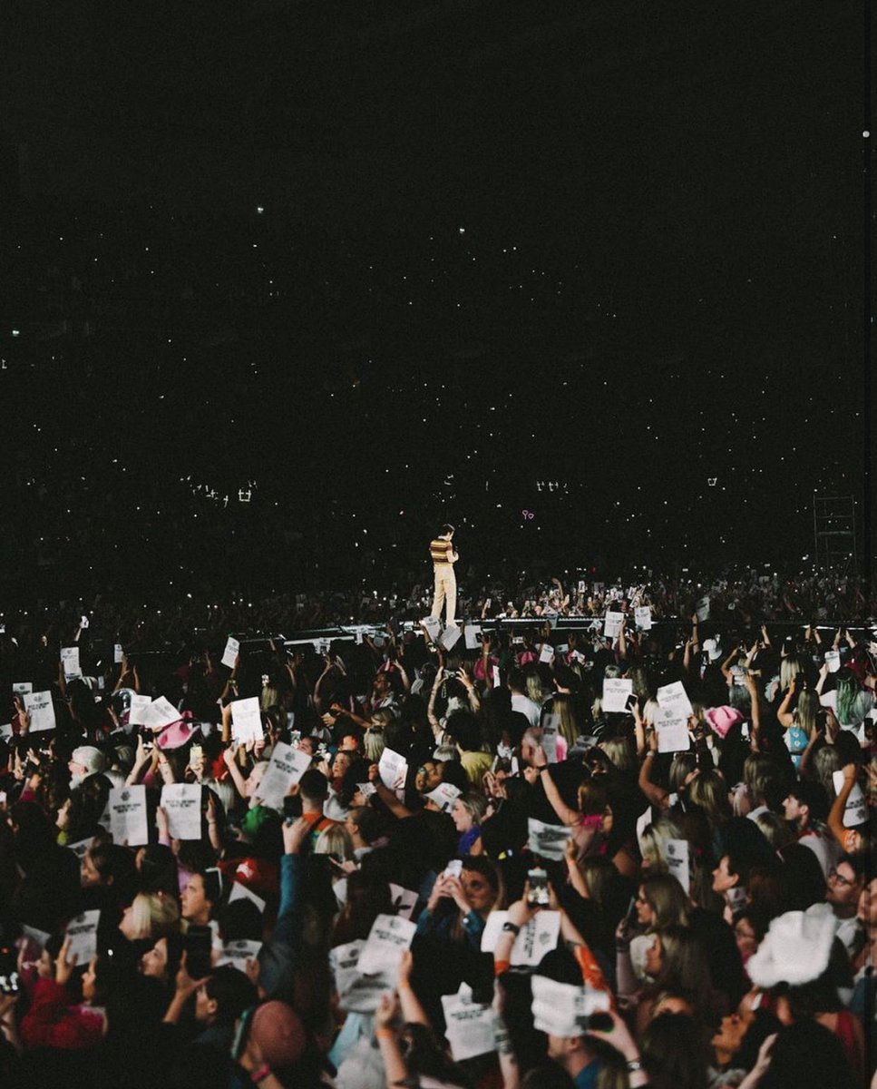 1dnewspt11's tweet photo. Harry no concerto de ontem (22/05/23) durante um projeto dos fãs para relembrar as vítimas do atentado de Manchester.
Via: Lloyd Wakefield
#harrystyles #harrystylesnews #harrystylesfanproject #1dnewspt https://t.co/PbnNDTltaU