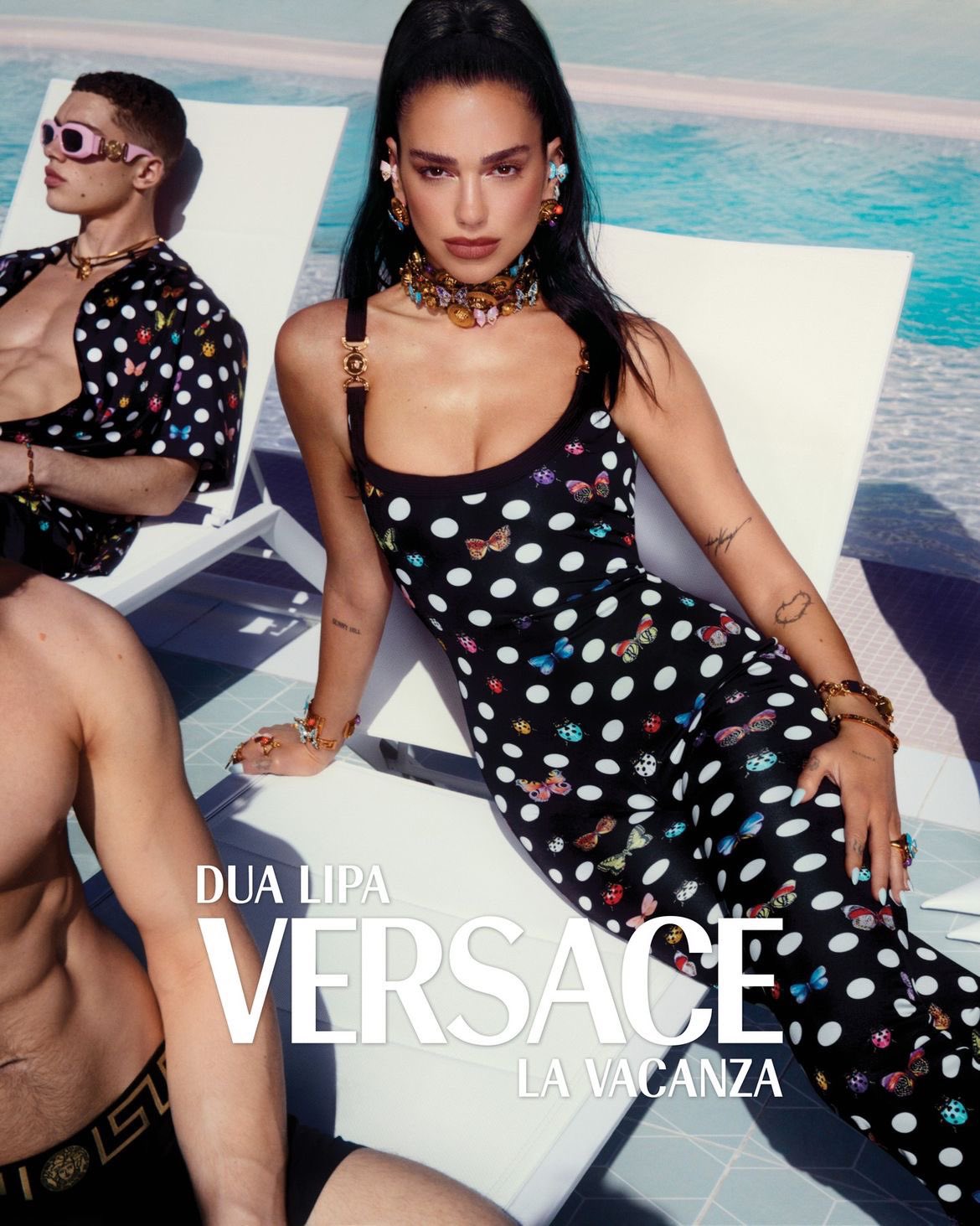BEEPOP on Twitter: "Donatella VERSACE 💜 Mostrando que é prendada em tudo que se propõe fazer, Dua Lipa lançou hoje sua coleção 'La Vacanza' em parceria com a Versace! Gostaram? #LaVacanza https://t.co/ygx5ny6eXv" /