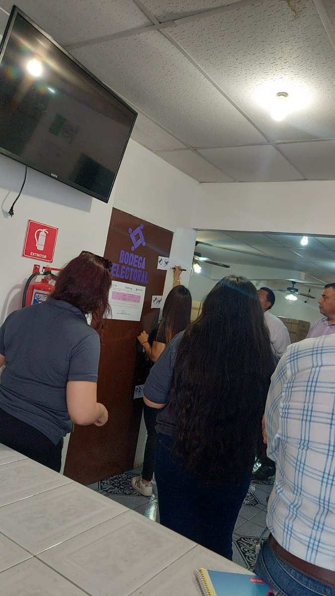 CM_Frontera's tweet photo. El día de hoy llegaron a nuestro comité los 105 paquetes electorales los cuales contienen la documentación a utilizarce este próximo 4 de junio, quedando debidamente resguardada y sellada en presencia de representaciones de partido, integrantes del. 06 Distrital y Municipal. https://t.co/N59NnbM4b0