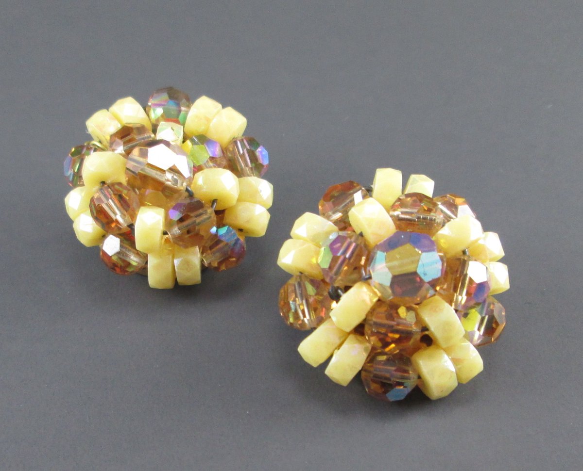 Vintage Brown Aurora Borealis Beaded Cluster Earrings Clip On Mid Century

#vintage #earrings 

ebay.com/itm/3242742792… #eBay via <a href="/eBay/">eBay</a>