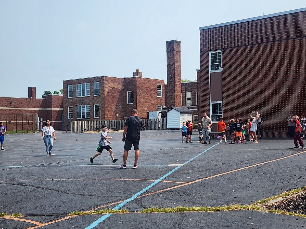 Shenanigansin3's tweet photo. Today was a great day! The third graders hosted a luncheon for their special adults! We had crafts in the classroom, lunch outside, and recess together! An adult vs. 3rd grader kickball game rounded out the fun! A special thanks to our amazing families and community! ❤️🐺 https://t.co/DLqkb2Mhmt