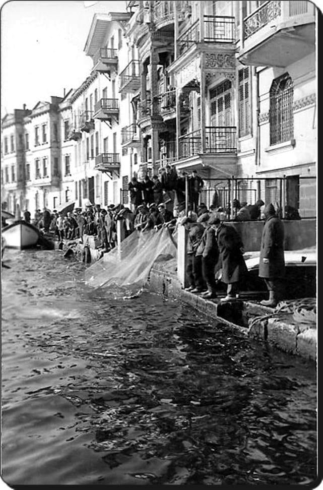 Fishing in Arnavutköy, on the Bosphorus, 1940s

Photo ht Zehra Vıldan Bırsen