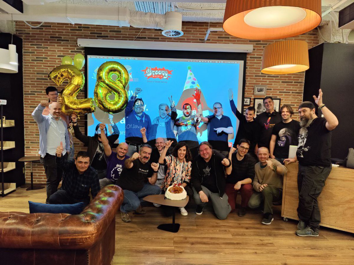 MadridJUG's tweet image. Hoy era un día especial. Hoy nuestro querido lenguaje Java cumple 28 años. Y hemos podido celebrarlo al acabar nuestro meetup con @MadridGUG #28yearsOfJava