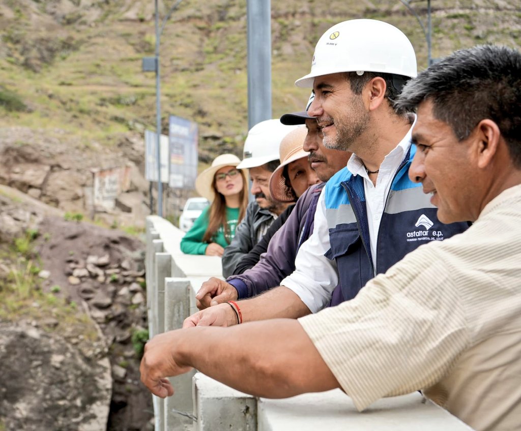 EpAsfaltar's tweet photo. 📌 Nuestro prefecto @jotalloretv recorrió las obras de mejoramiento a nivel de carpeta asfáltica en el proyecto Eólico #Huascachaca de @elecaustro.
✅ #AsfaltarEP está a cargo de esta obra que une el trabajo de dos empresas públicas del Austro. https://t.co/BwNh6fqZPN