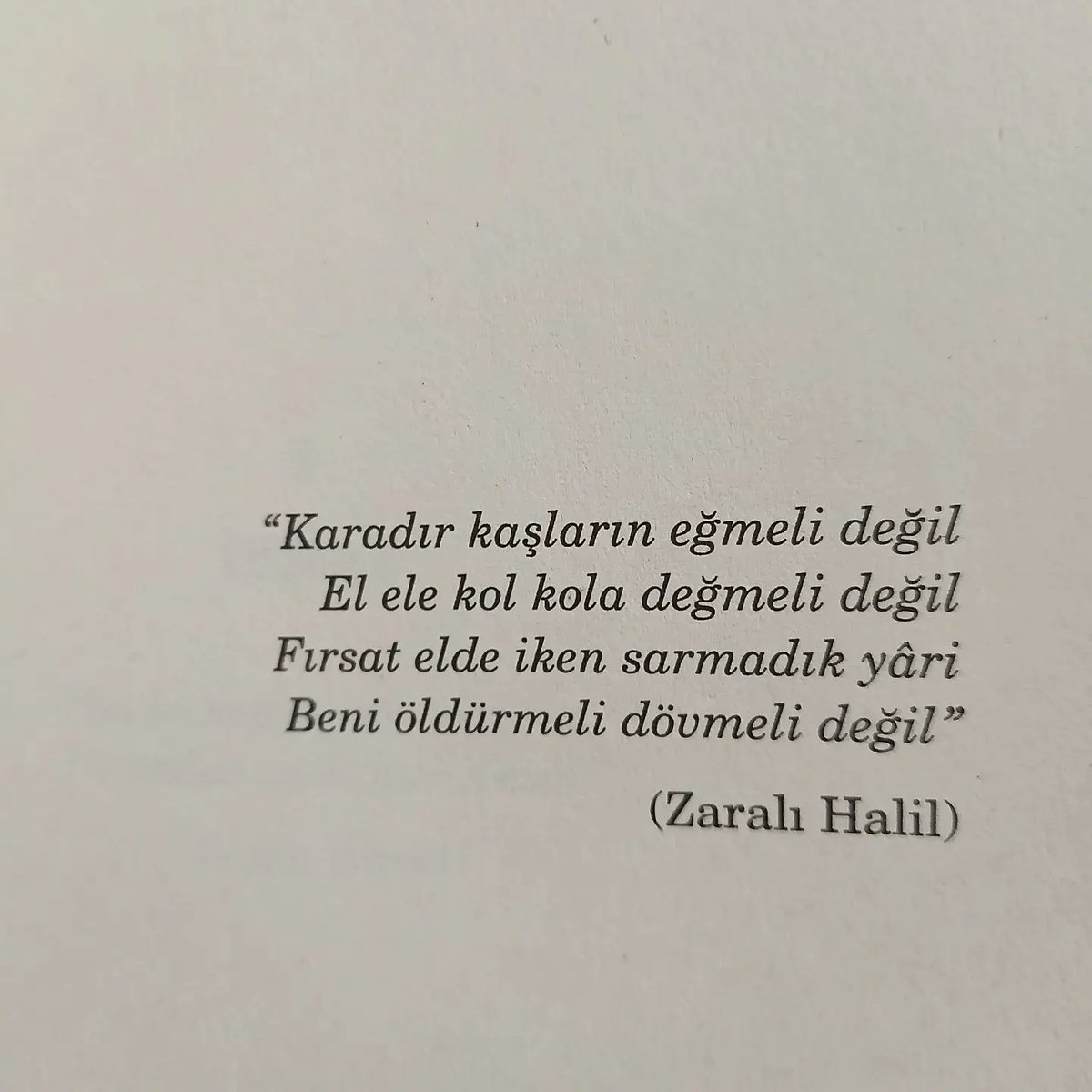 Biçimsel ve teknik zorlamaların, arayışların görülmediği, insana dayanan, her biri birbirinden değerli öyküler var bu kitapta. Dili eğip bükmeden, öykü dilinin olay ve kişilerin önüne geçmediği, tadında ve ayarında öyküler yazmış Mustafa Soyuer. Kutlarım. <a href="/MustafaSoyuer/">Mustafa Soyuer</a>