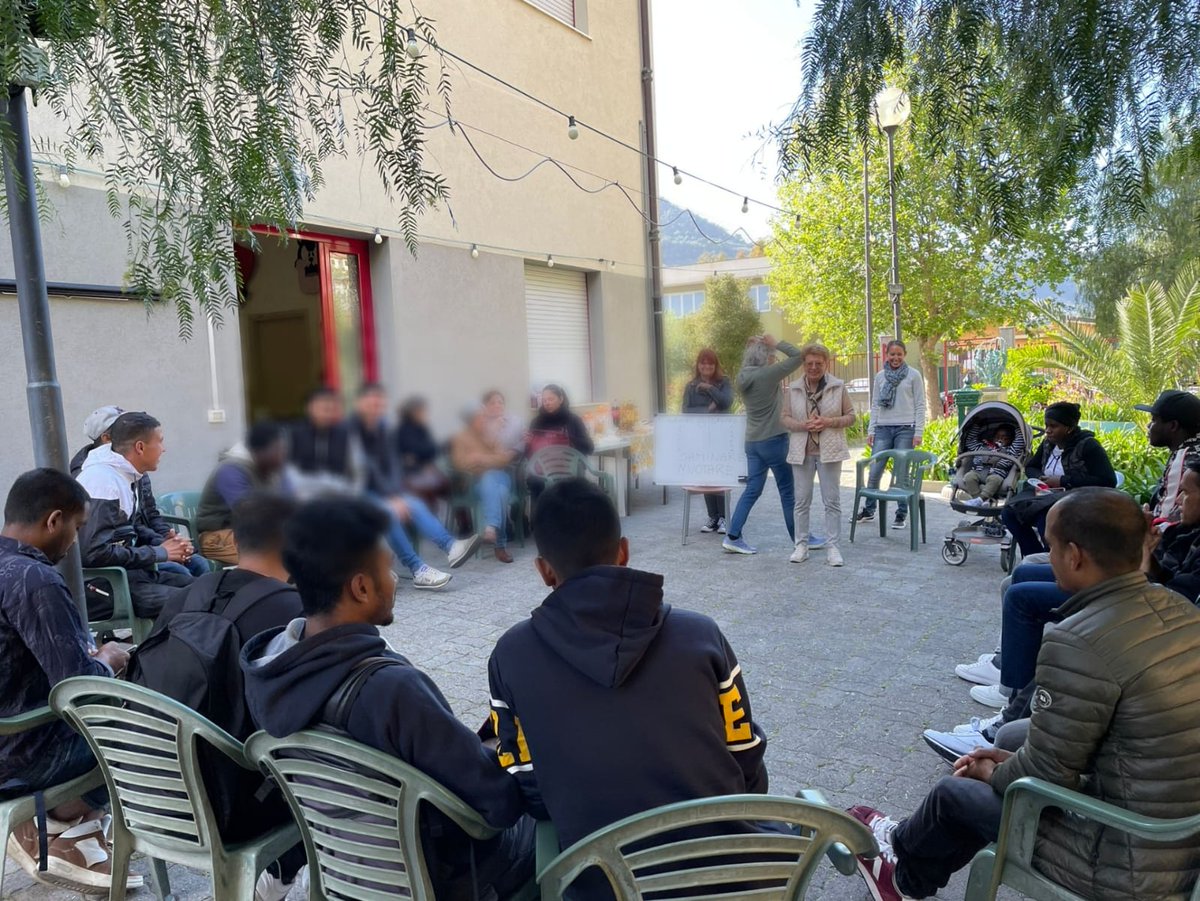 Anche quest'anno i corsi di #italianoperstranieri proseguono a #Ventimiglia. Nel 2023 abbiamo avuto 40 studenti; tutto questo è stato possibile grazie alla cooperazione tra Caritas Intemelia, Scuola di pace e Spes Auser. I corsi si svolgono in un ambiente accogliente e informale.