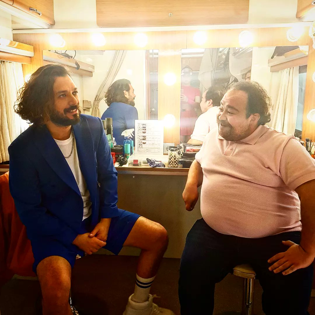 barisaliceliker's tweet photo. Hayrettin abiyle karavansal 😊🎬📽💚
#set #sethalleri #karavan #Backstage #yönetmen https://t.co/PHWSdpDexg