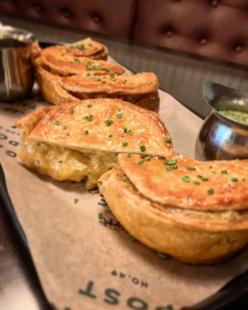 Its alway pie time here at the Green Post! Which ones your fave?

#greenpostpub #dinner #dinnerideas #dinnerinspo #tuesdaymotivation #tuesday #pies #whatsfordinner #nomnom #lincolnsquare #Foodie