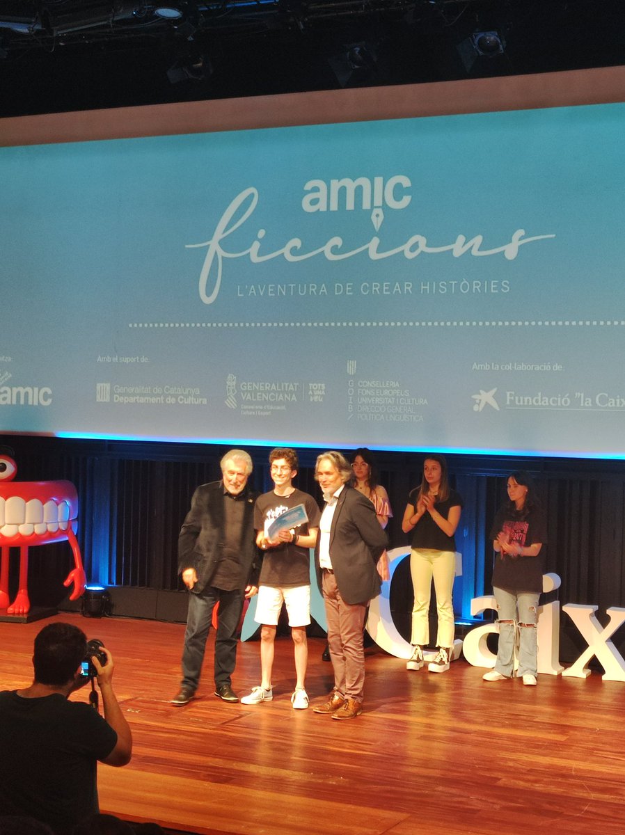 subiranacubinsa's tweet photo. Orgullosa i contenta que l'alumne @MiquelCardona2 @joanpelegricat, hagi guanyat el premi Ciutat de Barcelona dels premis Amic @FICCIONS. Il·lusió també que el premi a millor història de Catalunya l'hagi guanyat una alumna de l'institut del meu poble @perefontdevila #Gironella. https://t.co/6ONHyBqPK1