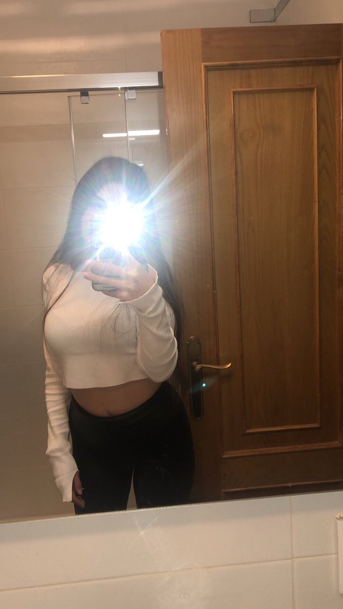 estherfdzz_'s tweet photo. cara//cuerpo 😶‍🌫️ https://t.co/3YCLGIKTut