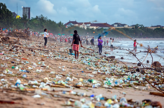 UNDP's tweet photo. What do plastics have to do with #ClimateChange?

In 2019 alone, plastic production and incineration resulted in greenhouse gas emissions equal to 189 coal power plants.

Here's why we must #BeatPlasticPollution to meet global climate targets: https://t.co/VhEBJ70TvQ https://t.co/iI9QGXI0IS
