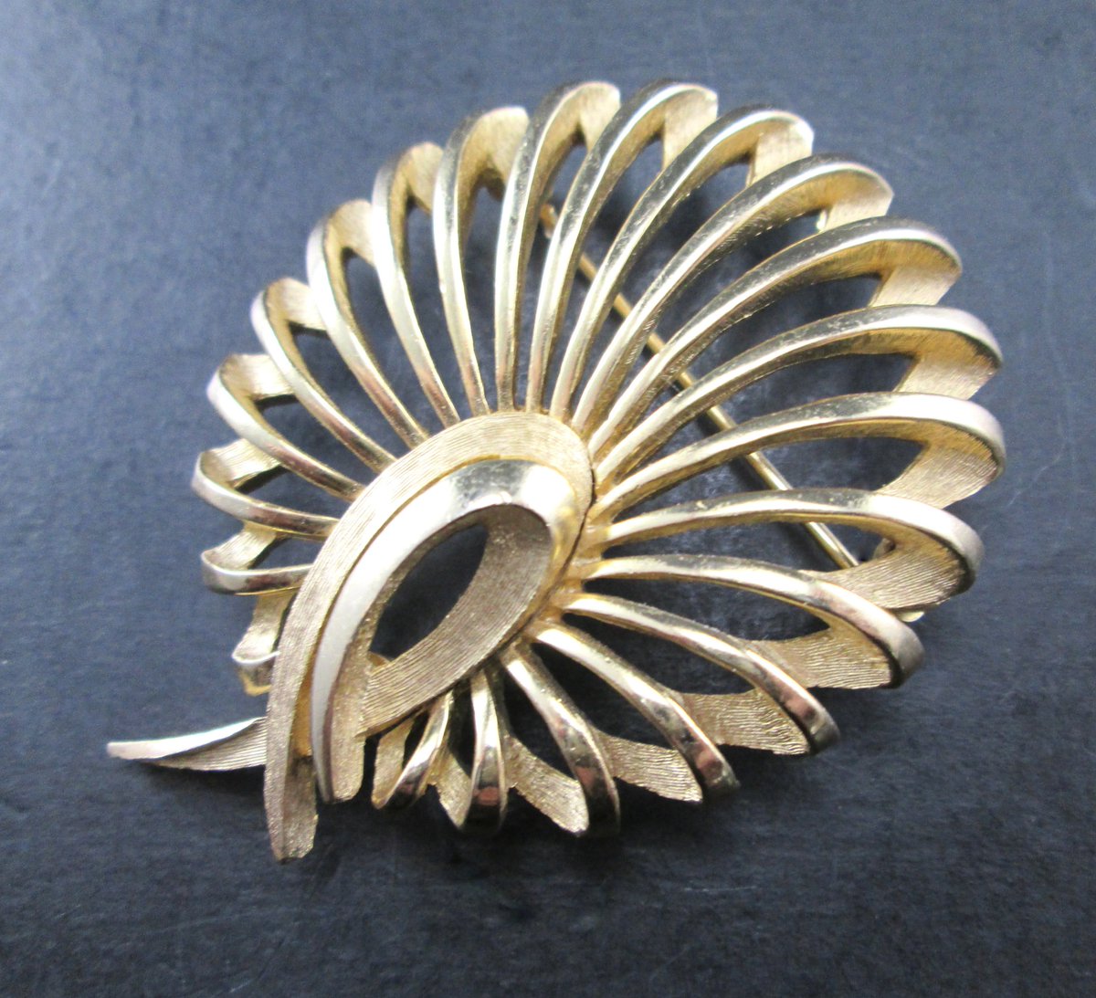 Vintage Crown Trifari Curved Gold Tn Brooch Pin 1950's Mid Century Signed

ebay.com/itm/3242742351… #eBay via <a href="/eBay/">eBay</a> 

#vintage #jewelry