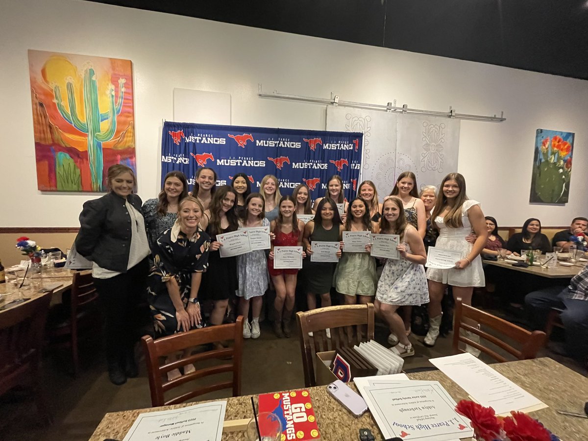 willers_emma's tweet photo. SO excited and grateful to have received Offensive Player of the Year, District Newcomer of the Year, Academic All-District, and RISD All-City First team at my softball team banquet last week!! I’ve had so much fun this season, and I can’t wait for next year! ❤️💙 @JJP_Softball https://t.co/YHgncrmd6w