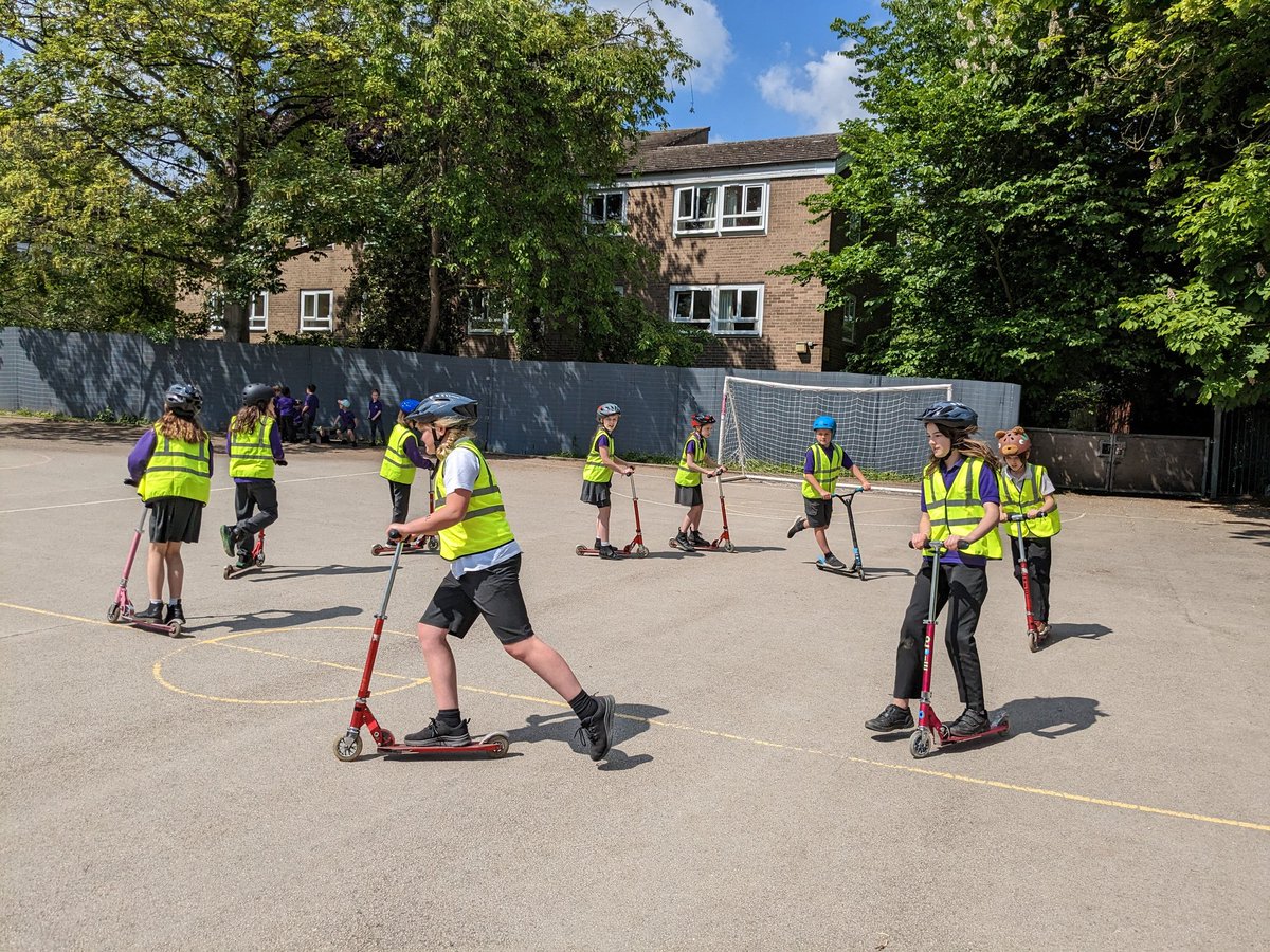 MrMarshallclass's tweet photo. Travelling in an environmentally friendly way has been the order of the day for Y5 @shireoakce today. The sun came out for the three sessions of scooter and road safety training led by @SaferRoadsLeeds. 🛴🚲♻️ https://t.co/pycZ5C1AXW
