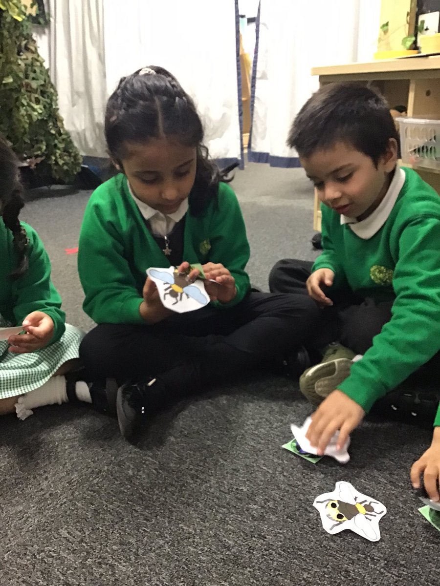 greenacresrecep's tweet photo. How do bees pollinate?  Reception found out by shaking hands with each other after eating a bright orange crisp. #GPAEYFS #GPAScience https://t.co/LiPJ5dd9SZ