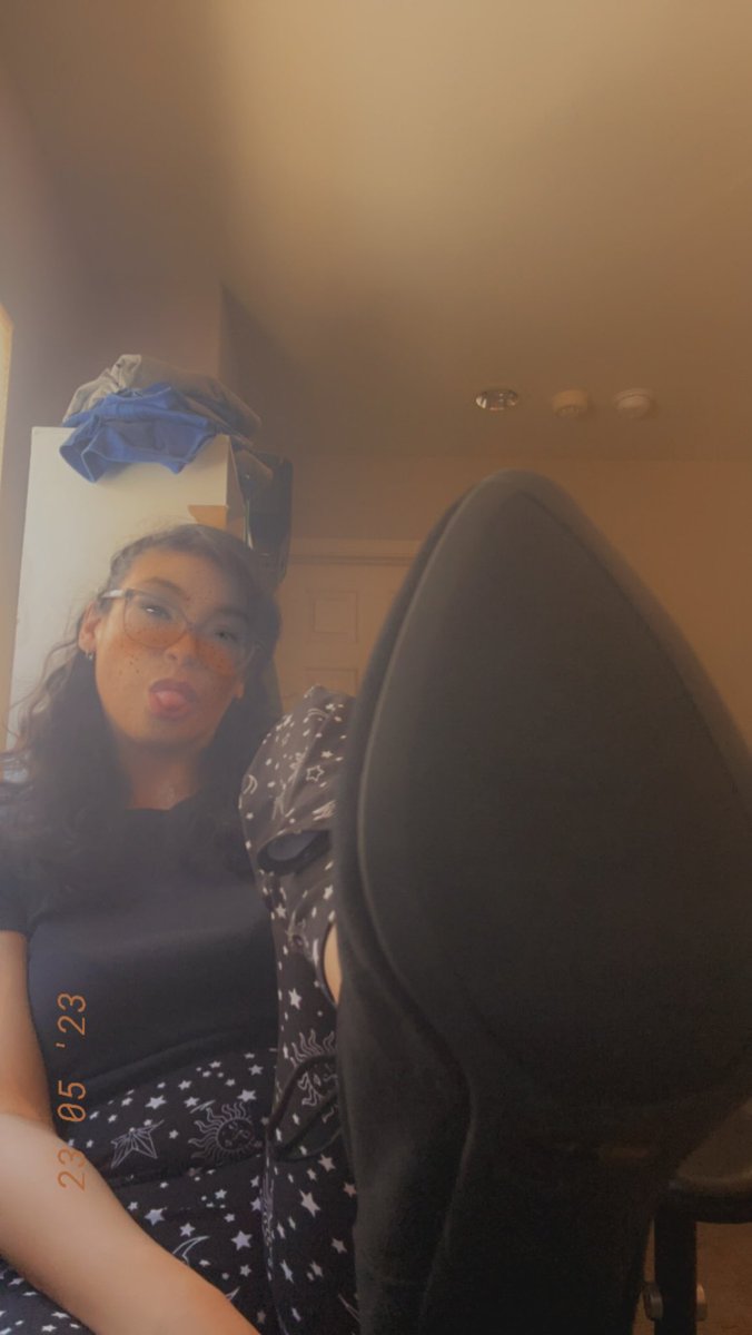 RoseGoddess123's tweet photo. Lick my boots little sub 

Findom • femdom•  paypig • humanatm • cuck  • finbrat • finsub • cashmistress  • finD ��goddess • cashcow  • feet-worship https://t.co/errrRSs2A6