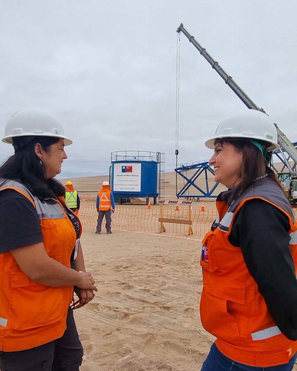moparica's tweet photo. #Seguimosavanzando  200 personas serán beneficiadas con acceso al agua potable 💧 con construcción del 🏗👷‍♀️👷‍♂️  SSR P. Concordia. Hoy directora #DOH @ConnieLTorresS  junto a vecinos, fueron parte de la instalación de la torre y estanque que los proveerá de agua.  #Buenvecino https://t.co/SNEiQKKkTQ