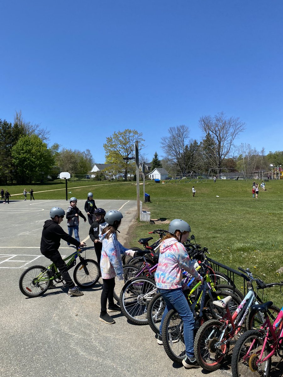 Grade 5s’ turn to use our West Hants Recreation loaner bikes and new helmets from The Spoke and Note! Supporting local to build up our young community members 💚💛@weschoolns @AVHealthySchool @AVRCE_NS
