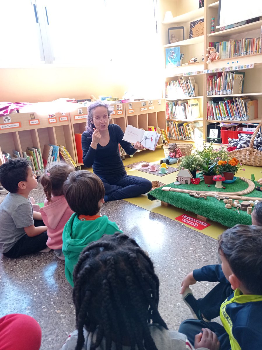 EscolaTanit's tweet photo. Entren els #Minimons a la nostra #Biblioteca!! Des de I3 a 3r, els infants han escoltat, interpretat, llegit i jugat amb el conte #LaCaputxetaVermella. Ens ho hem passat molt bé!! https://t.co/hiyFoIcxVw