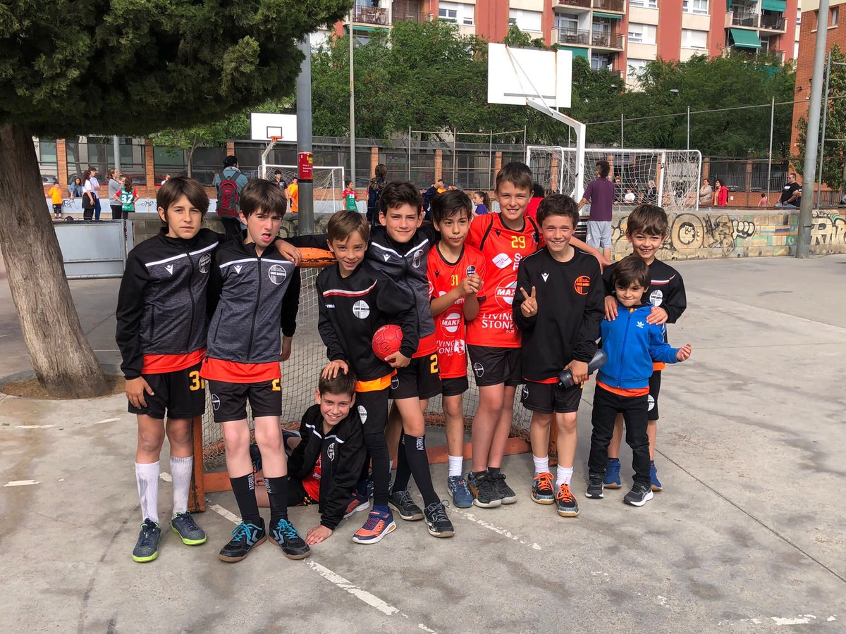 CHSantAndreu's tweet photo. Un dia inoblidable en la Trobada d’Handbol del Club Handbol Sant Andreu 2023!!🧡🖤🧡
#andreuencsgo #handbol #santandreu https://t.co/lMFukbioCs