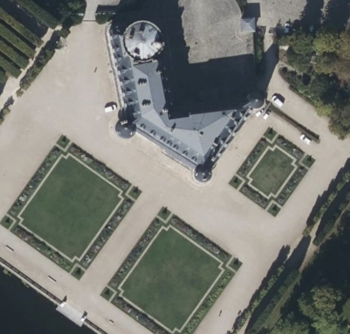 RossignolLorene's tweet image. Les @Rossignol_Ferry tentent de reproduire le @ChRambouillet ...
Il n&apos;a pas que des angles droits !
Rendez-vous dans quelques jours...
@MineStory2023 #Minetest