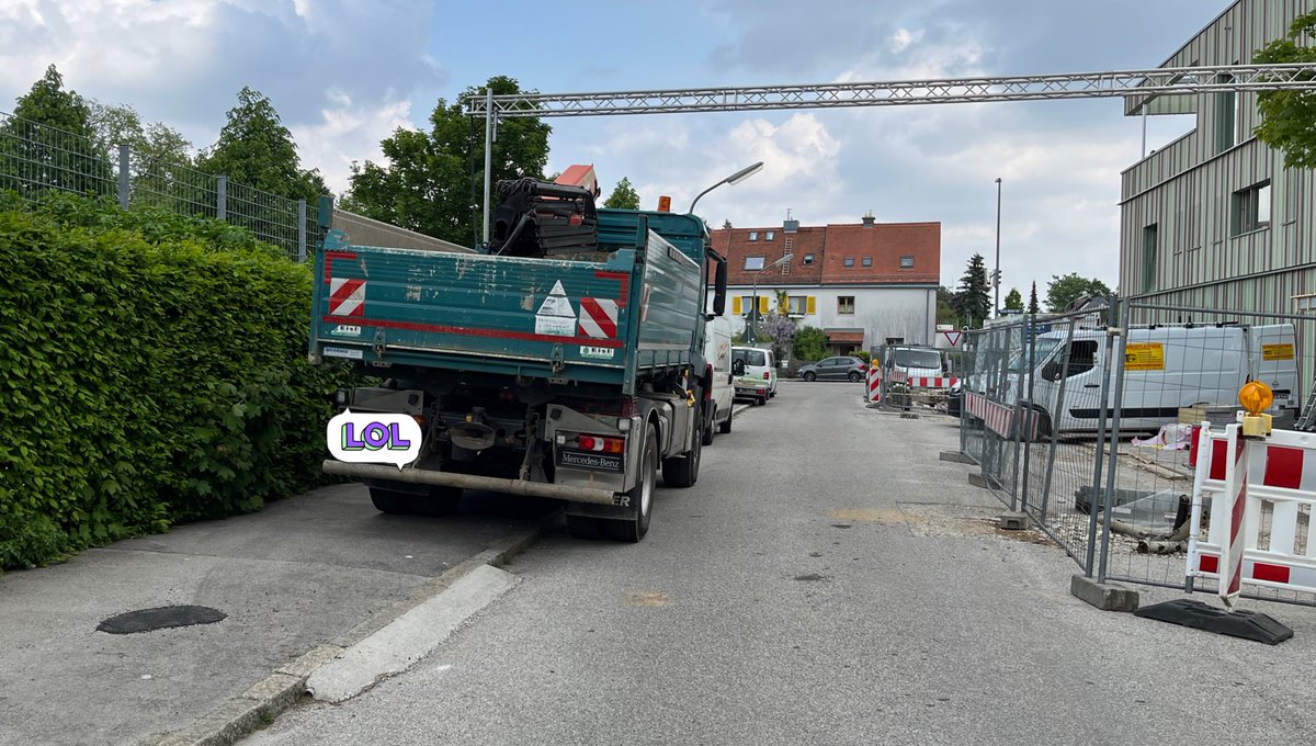radlclown's tweet photo. Schulweg in @StadtMuenchen. @PolizeiMuenchen zuvor mehrfach mündlich &amp; schriftlich informiert. #merciDir und spart euch eure Kampagnen zum sicheren Schulweg. Auf der verbleibenden Fahrbahn Z30 muss man damit rechnen dass ein gestörter Geländewagen durchknallt. #runtervomgehweg https://t.co/8Jcs4OpFdv