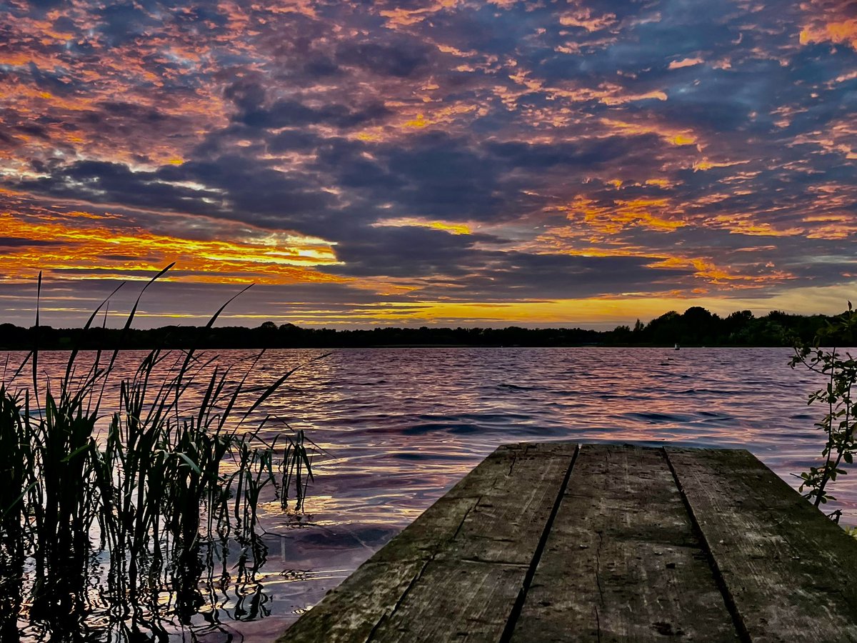 The sky was on fire tonight at Wintersett reservoir Wakefield <a href="/BBCLookNorth/">BBC Yorkshire</a> <a href="/bbcweather/">BBC Weather</a> <a href="/Hudsonweather/">Paul Hudson</a> <a href="/Abbiedew/">Abbie Dewhurst</a> <a href="/KeeleyDonovan/">Keeley Donovan</a> @katerinabbc <a href="/WakeExpress/">Wakefield Express</a> <a href="/WkfdOfficial/">Wakefield Official News</a> <a href="/journoLeanneC/">Leanne Clarke</a> <a href="/Normanton0809/">Five Towns Gossip</a> <a href="/WakeyAmbassador/">Wakefield Ambassadors</a> <a href="/Expwakefield/">Experience Wakefield</a>