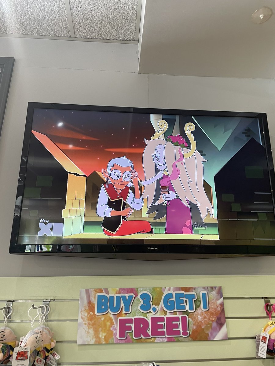 THEYRE PLAYING OWL HOUSE ON THE AMUSEMENT PARK STORE TV??