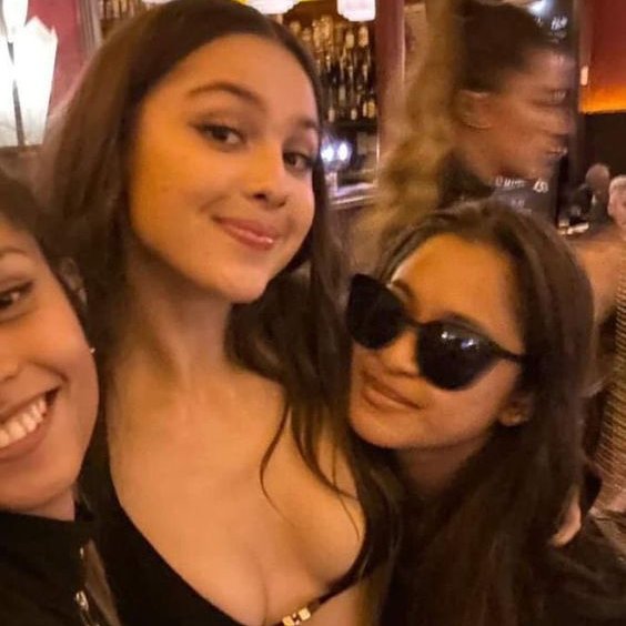 olivia rodrigo comfort (@safelivie) on Twitter photo 